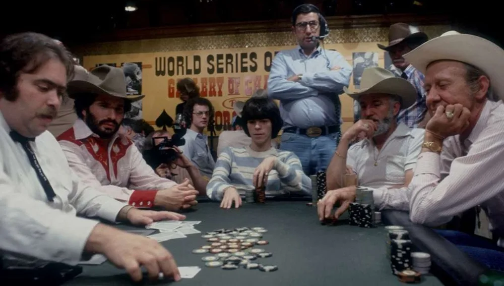 那个烟雾缭绕的WSOP，是Ulvis Alberts的电影场景