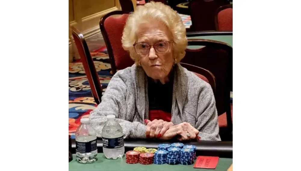 【老虎机被撤，她直接改打扑克】88岁阿嬷Linda Hammons首战锦标赛，新手运一路开到最后两桌