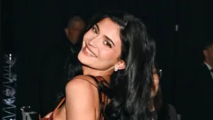 【Kylie Jenner竟然在教扑克？】Hot Girl Poker视频爆红，德州扑克瞬间成热门话题
