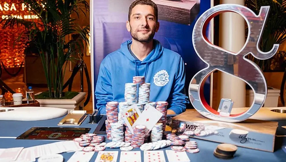 【WSOP冠军能再度收尾吗？】Ryan Riess冲击满分300，对手苦笑等待结局